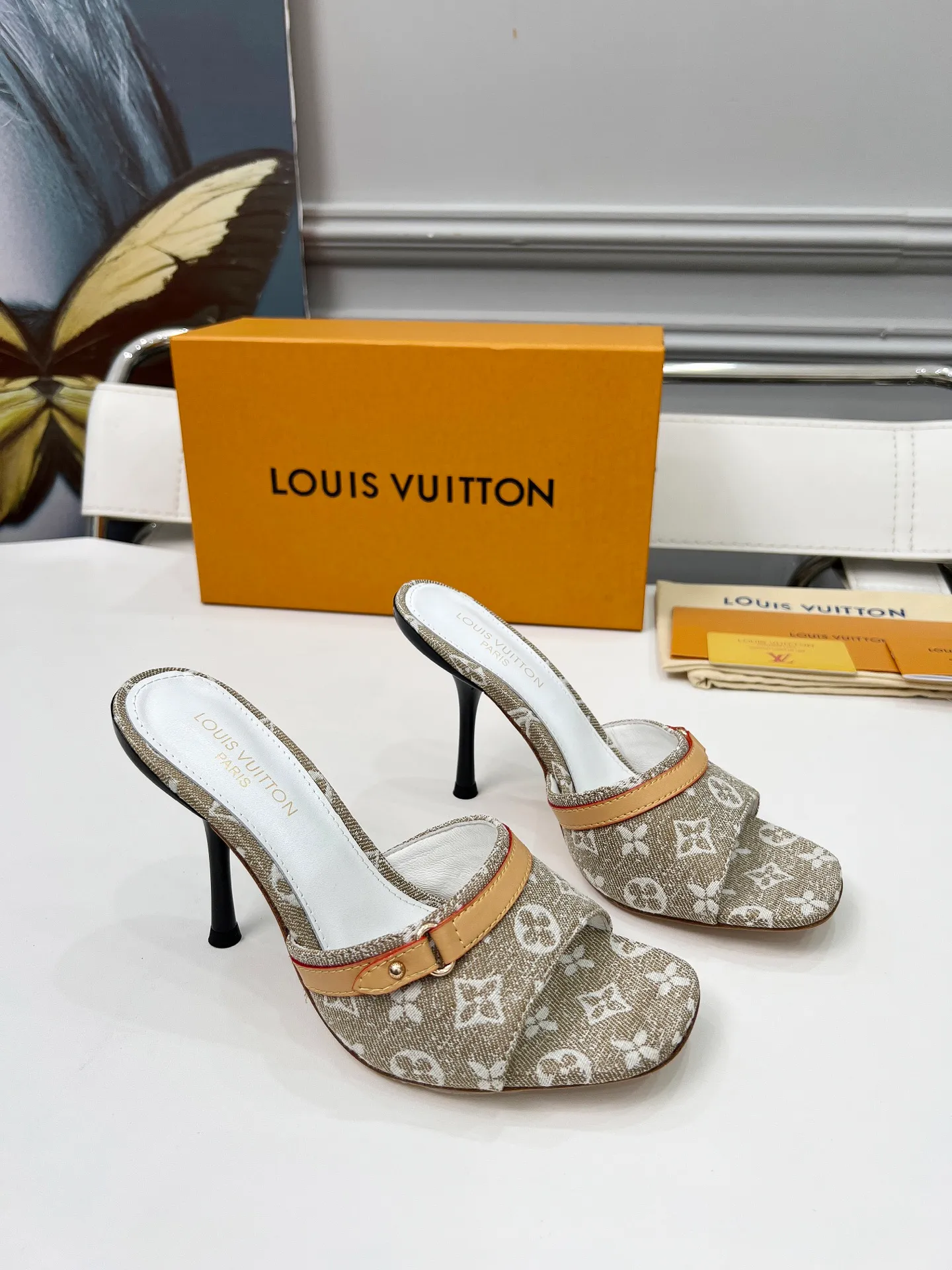 👟👟Ex-factory price 440👟👟 LV new denim kitten heel slippers 2025 summer must-have for goddesses, original replica, super comfortable on the feet. Show off the queen's temperament, the heel height is 9.5CM, which shows your temperament without being tiring. Leather outsole. Standard code: 35-42 (41 and 42 codes are customized, non-returnable and non-exchangeable)